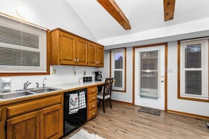 Fridge, microwave, oven, dishwasher - Sleeps 8 with 4 Bedrooms_Futbol World Cup Fans (Kansas City)