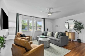 Televisión, libros y oficina 