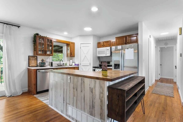 Refrigerador, microondas, horno y parrilla de estufa