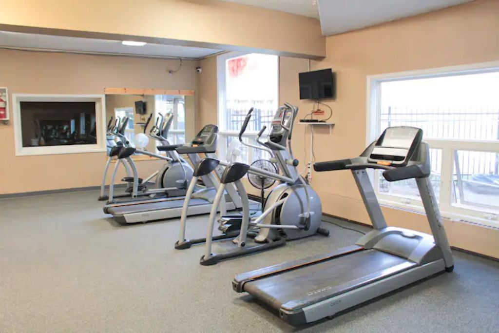 Una palestra con tapis roulant ed ellittiche.