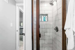 Bathtub, hair dryer, shampoo - Large Home_Sleeps12_20 mins to GEHA_FIFA 26 Ready (Overland Park)