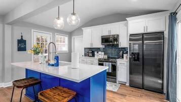 冷蔵庫、電子レンジ、オーブン、コンロ