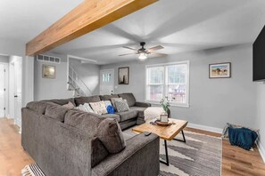 TV, offices - Large Home_Sleeps12_20 mins to GEHA_FIFA 26 Ready (Overland Park)