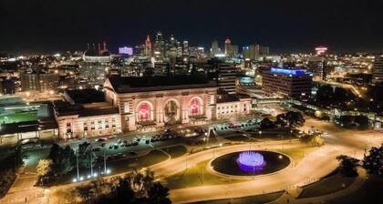 3BR Home, King Beds,Walkable to Restos, Shops