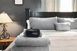 3 bedrooms, iron/ironing board, WiFi, bed sheets - 3BR Home|FamilyStay|Walkable to DT LS+Shops (Lee's Summit)