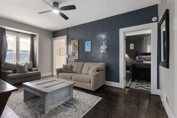 TV, offices - 3BR Home|FamilyStay|Walkable to DT LS+Shops (Lee's Summit)