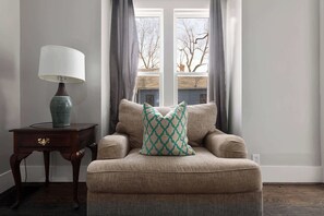 TV, offices - 3BR Home|FamilyStay|Walkable to DT LS+Shops (Lee's Summit)