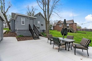 Outdoor dining - 3BR Home|FamilyStay|Walkable to DT LS+Shops (Lee's Summit)