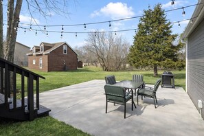 Outdoor dining - 3BR_Sleeps 8_Walkable to DT and Mins to FIFA WC26! (Lee's Summit)