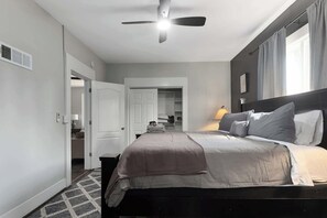 3 bedrooms, iron/ironing board, WiFi, bed sheets - 3BR Home|FamilyStay|Walkable to DT LS+Shops (Lee's Summit)