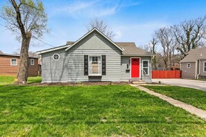 Exterior - 3BR Home|FamilyStay|Walkable to DT LS+Shops (Lee's Summit)