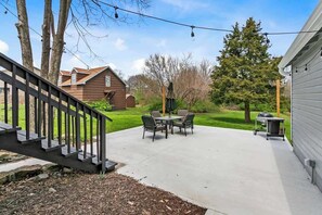 Outdoor dining - 3BR Home|FamilyStay|Walkable to DT LS+Shops (Lee's Summit)