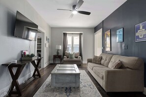 TV, offices - 3BR Home|FamilyStay|Walkable to DT LS+Shops (Lee's Summit)