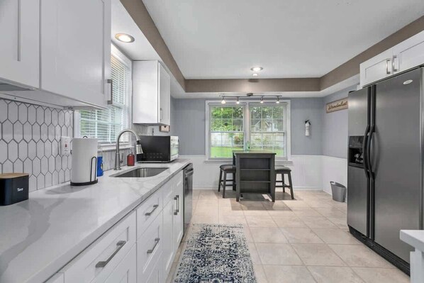 Køleskab, mikrobølgeovn, ovn, kogeplade