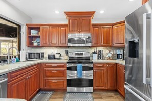 Full-size fridge, microwave, oven, stovetop
