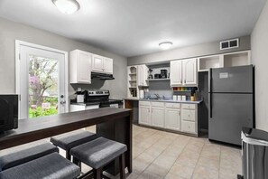 Kjøleskap, mikrobølgeovn, ovn og kokeplater