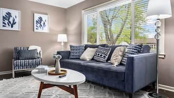 TV, serviços de streaming, escritórios