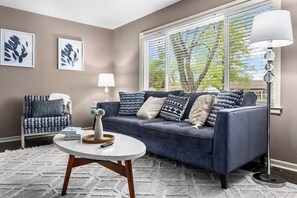 TV, strømmetjenester og kontorer