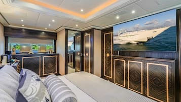 4 bedrooms, desk, internet