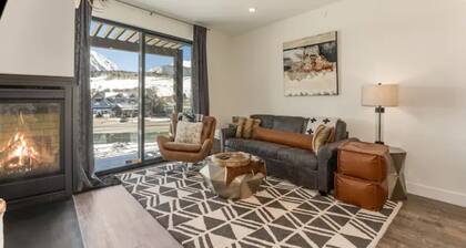 Luxury NEW SKI 2 bdroom Condo on the River