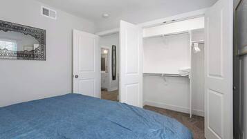 4 sovrum, skrivbord, strykjÀrn/strykbrÀda och resesÀng