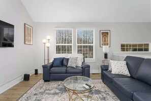 TV, serviços de streaming, escritórios