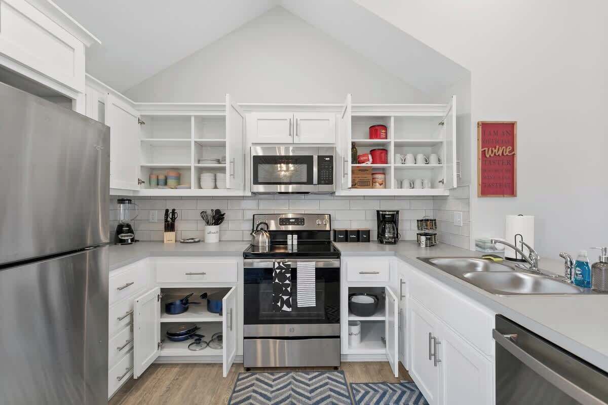 Fridge, oven, stovetop, dishwasher