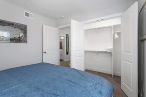 4 habitaciones, tabla de planchar con plancha, cuna de viaje y wifi 