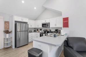 Réfrigérateur, un four, surface de cuisson, lave-vaisselle