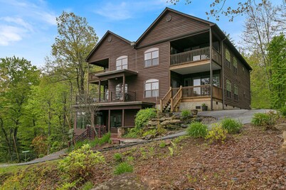 Beautiful, Breathtaking Wren Condo overlooking Toxaway Falls