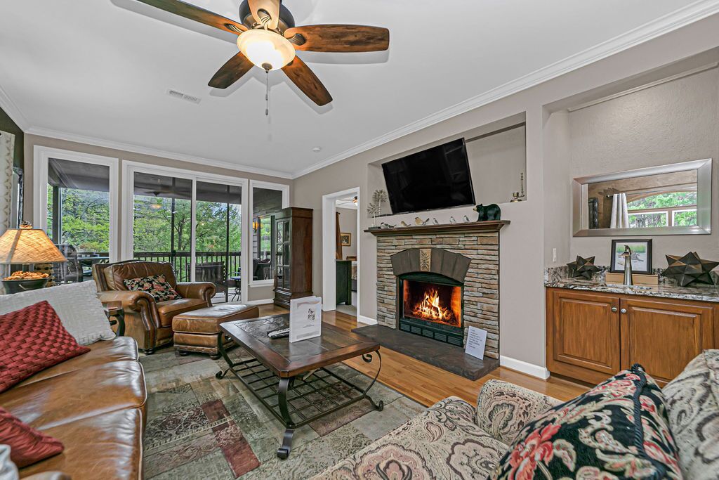 智能电视、壁炉、书