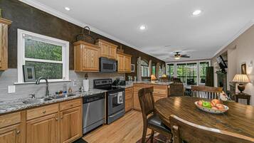 冰箱、微波炉、烤箱、炉灶