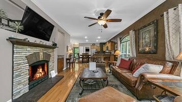 TV connectée, cheminée, livres