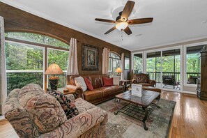 Smart TV, fireplace, books - Beautiful, Breathtaking Wren Condo overlooking Toxaway Falls (Lake Toxaway)