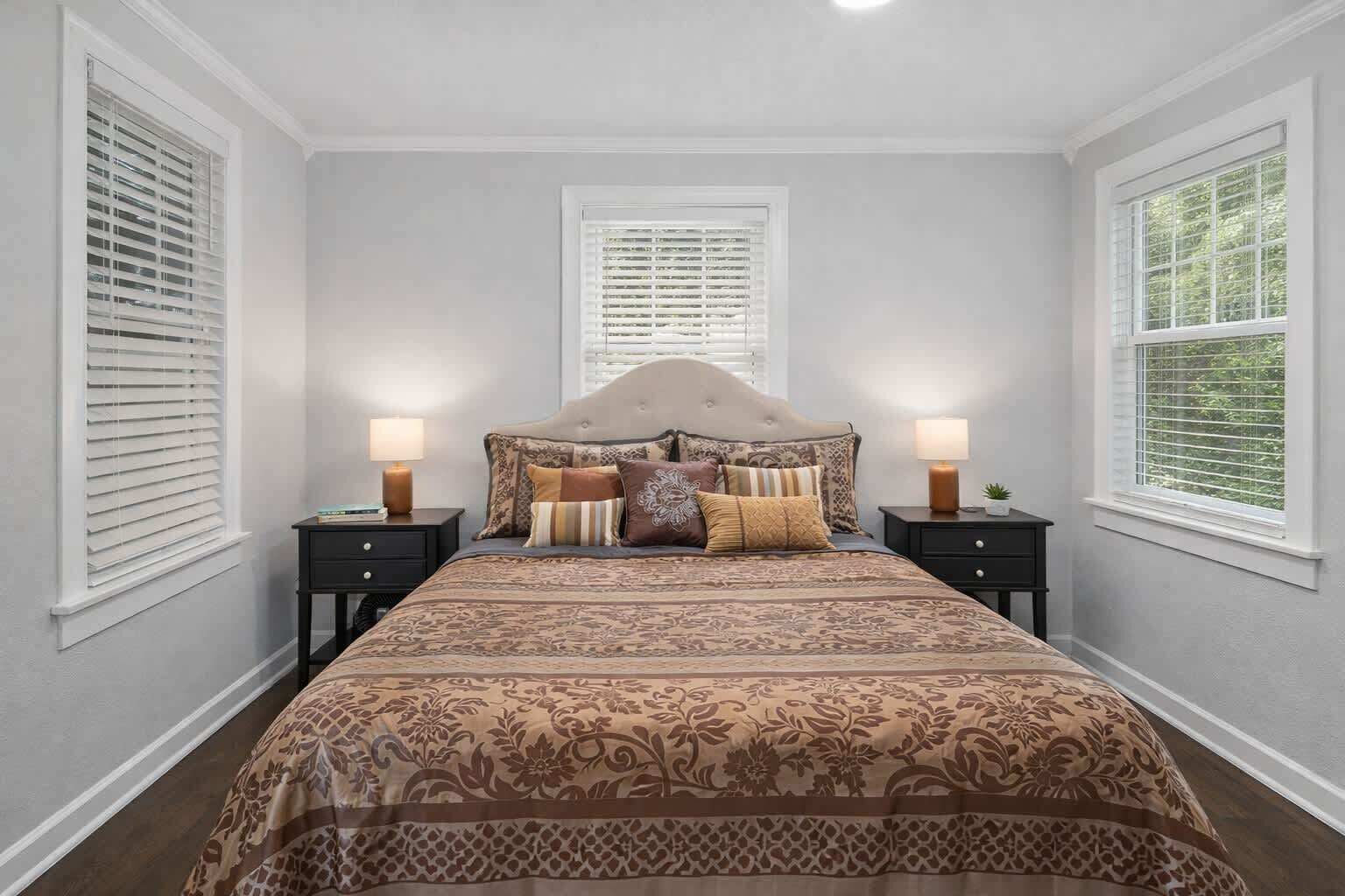 5 slaapkamers, een strijkplank/strijkijzer, reisbedje, wifi