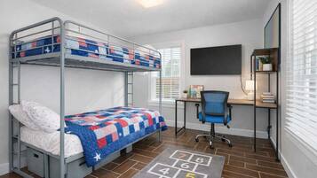 5 chambres, fer et planche à repasser, lit de bébé portatif, Wi-Fi