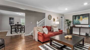 Een televisie, een open haard en een kantoor