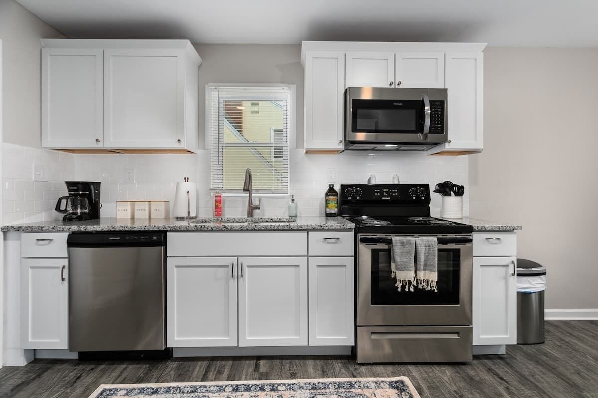 Jääkaappi, mikroaaltouuni, uuni, liesi