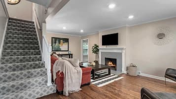 Una televisión, una chimenea, una oficina