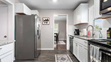 Een koelkast, een magnetron, een oven, een kookplaat