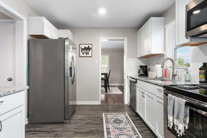 Frigorifero, microonde, forno, piano cottura