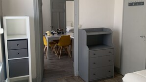 A bedroom with a bed, a desk, a chair, and a wardrobe. - Gîte des Serves apparently 40m2 Chavanay 5 people (Chavanay)