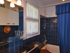 Badewanne, Haartrockner, Handtücher