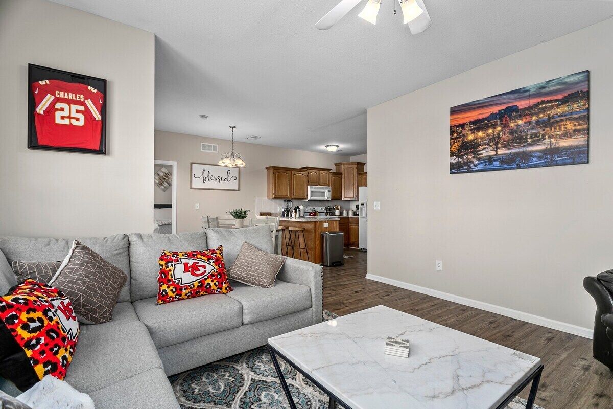 Contemporary_KC Getaway_Mins to Arrowhead