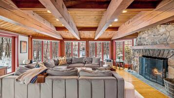 Smart-TV, Kamin, Stereoanlage