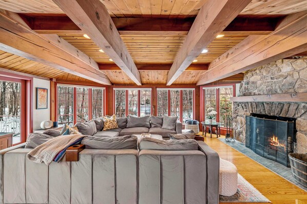 Smart TV, fireplace, stereo