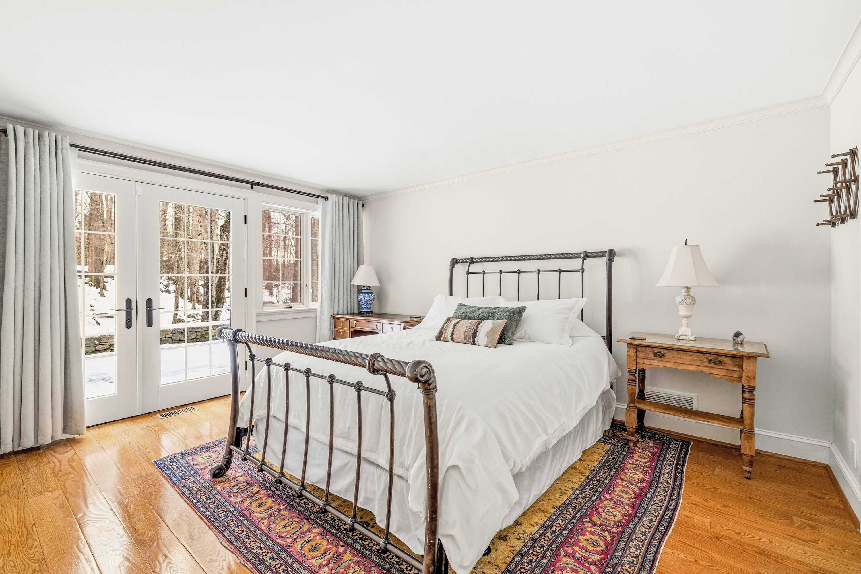 4 bedrooms, desk, iron/ironing board, travel crib