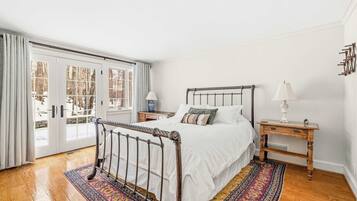 4 bedrooms, desk, iron/ironing board, travel crib
