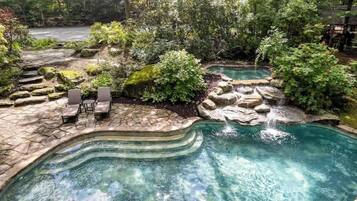 Utendørsbasseng og et oppvarmet basseng