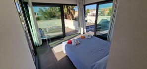 3 habitaciones, escritorio y tabla de planchar con plancha 